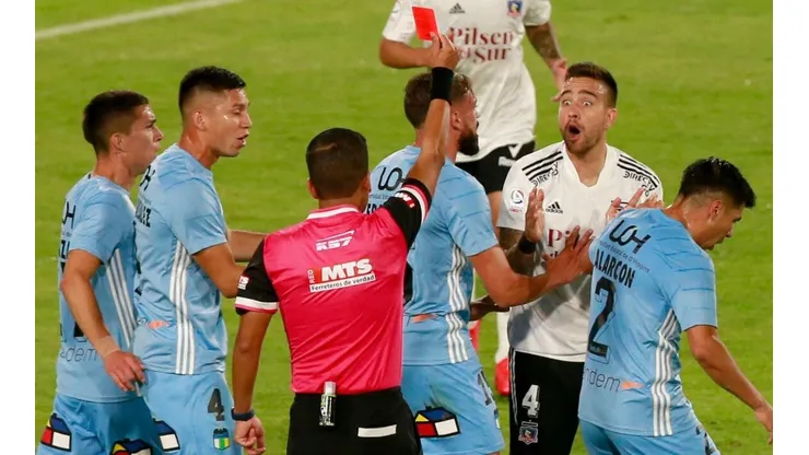 Zaldivia recibe roja directa por fuerte entrada