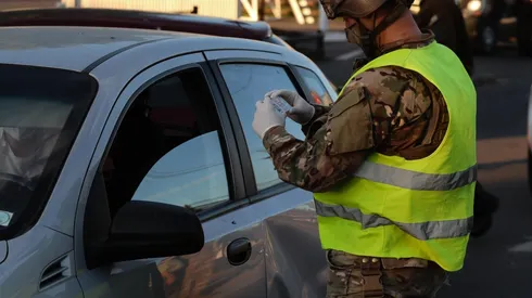 El toque de queda sólo permite la circulación de vehículos con permisos especiales a partir de las 23:00 horas