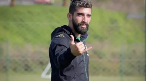 Emiliano Amor hace esfuerzo para llegar en Colo Colo