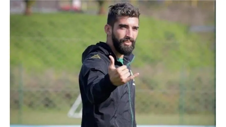 Emiliano Amor hace esfuerzo para llegar en Colo Colo