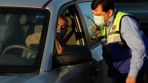 El toque de queda sólo permite la circulación de vehículos con permisos especiales a partir de las 23:00 horas.