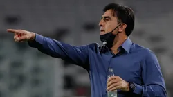 Gustavo Quinteros sigue pidiendo un central en Colo Colo