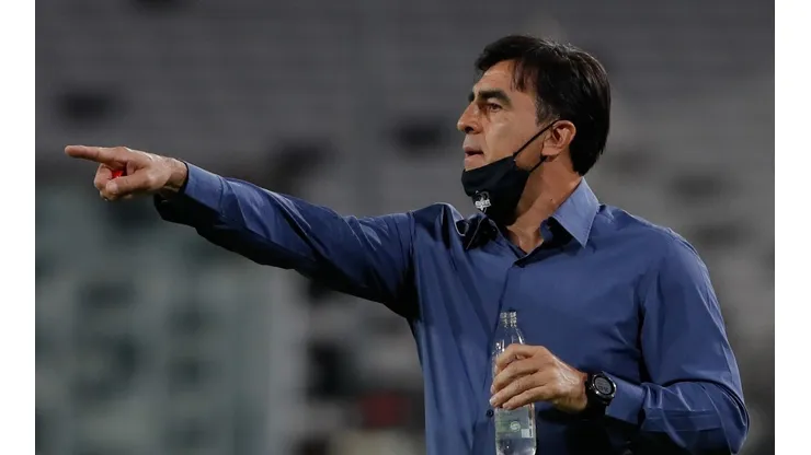 Gustavo Quinteros sigue pidiendo un central en Colo Colo