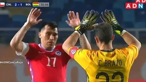 La emotiva celebración de Medel con Bravo.