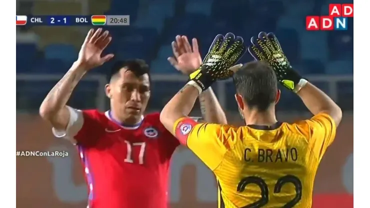 La emotiva celebración de Medel con Bravo.