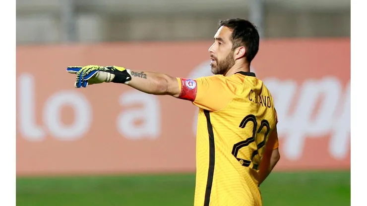 Claudio Bravo regresa a la capitanía de la Selección Chilena