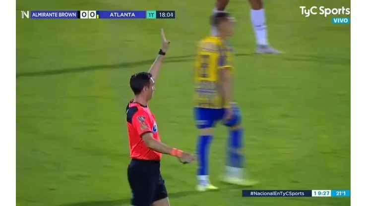 El encuentro sufrió el hilarante momento de una trifulca de canes en la zona baja del Estadio