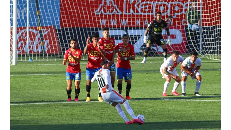 Fútbol chileno: Los mejores pateadores de tiro libres de la historia.