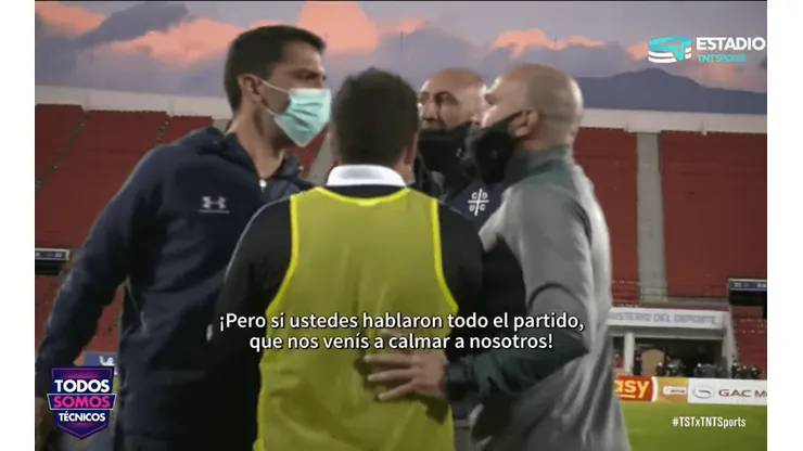 Asistente de Gustavo Poyet discute en el final del partido