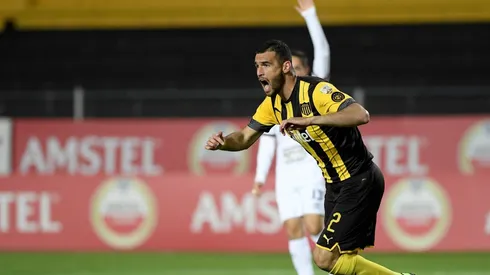 Hinchas de Peñarol destruyen a posible refuerzo de Colo Colo.