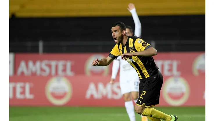 Hinchas de Peñarol destruyen a posible refuerzo de Colo Colo.