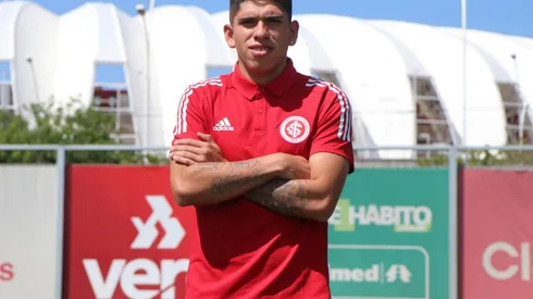 La hinchada del Inter de Porto Alegre catalogó al chileno de "feo" en las redes sociales