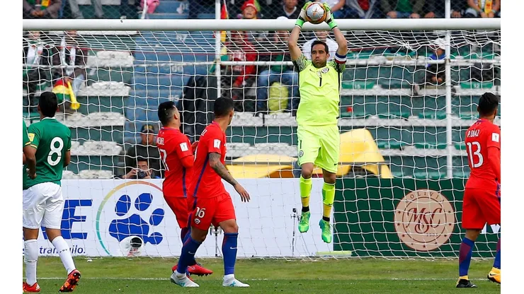 Claudio Bravo estará en el arco de la selección chilena para el debut de Martín Lasarte