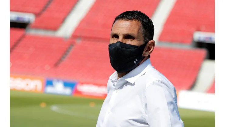 Gustavo Poyet tiene la posibilidad de ganar su primer título en la UC