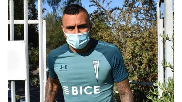 Un enamorado Leiva ansioso en su debut con la UC.
