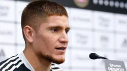 Leo Gil le pasa la responsabilidad a Quinteros para debutar. (Foto: Colo Colo)