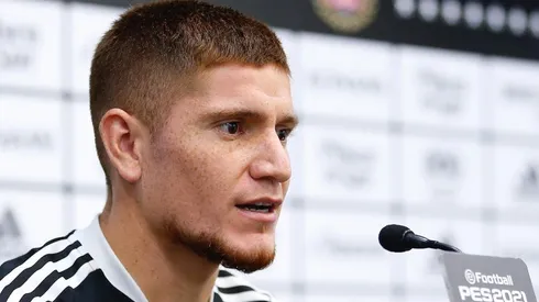 Leo Gil le pasa la responsabilidad a Quinteros para debutar. (Foto: Colo Colo)