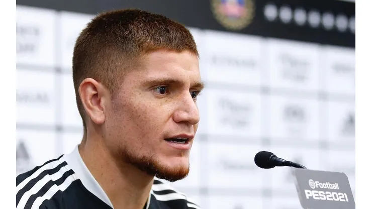 Leo Gil le pasa la responsabilidad a Quinteros para debutar. (Foto: Colo Colo)