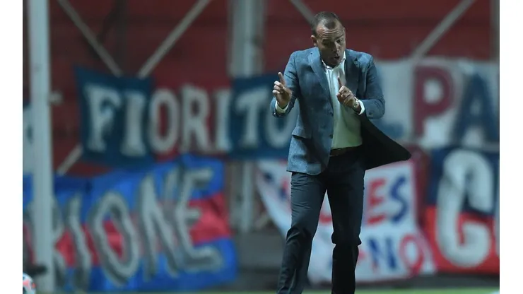 Pancho Eguíluz trata de pobre el rendimiento de la U en Libertadores.