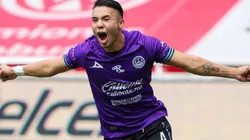 Nico Díaz le coloca presión a Lasarte en defensa.