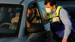 El toque de queda sólo permite la circulación de vehículos con permisos especiales a partir de las 23:00 horas.