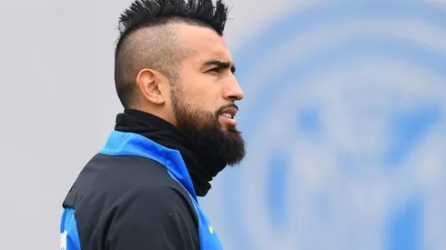 Arturo Vidal superó con éxito la cirugía en su rodilla izquierda y se estima que se recupere en un mes.