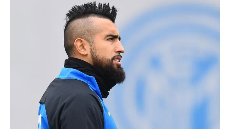 Arturo Vidal superó con éxito la cirugía en su rodilla izquierda y se estima que se recupere en un mes.