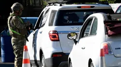 El toque de queda sólo permite la circulación de vehículos con permisos especiales a partir de las 23:00 horas