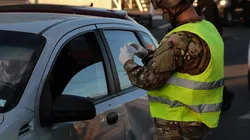 El toque de queda sólo permite la circulación de vehículos con permisos especiales a partir de las 23:00 horas