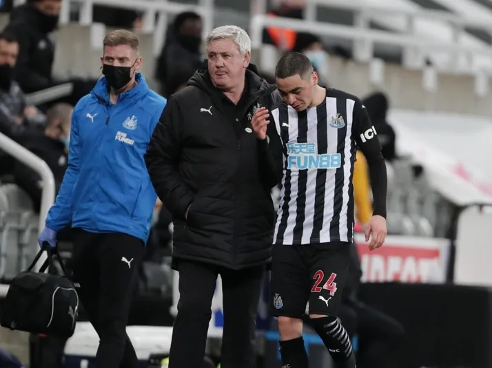 Crack paraguayo del Newcastle queda fuera del partido ante La Roja