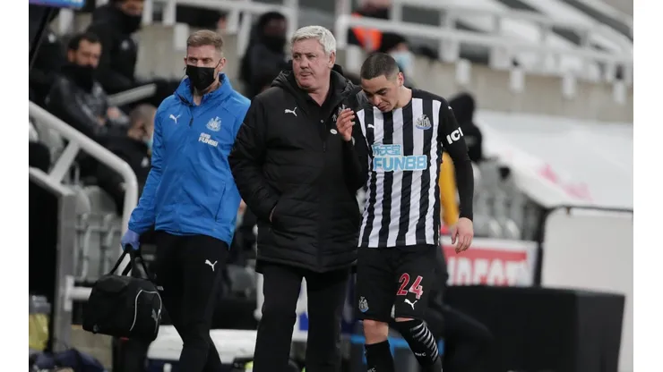 Miguel Almirón abandonó por lesión el encuentro entre Newcastle y Wolves