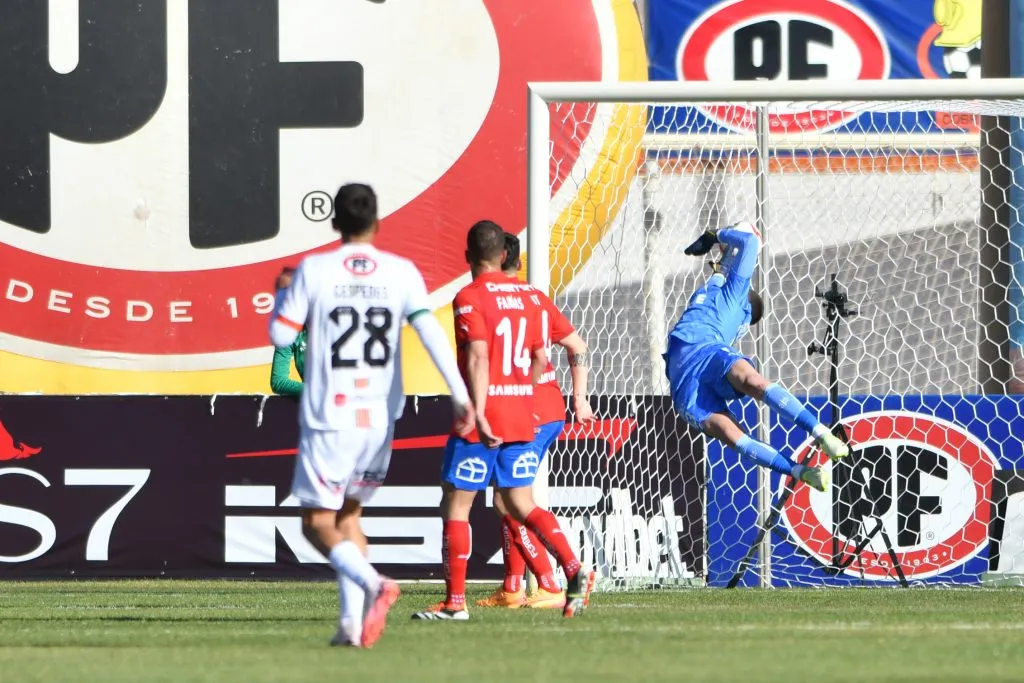Ni las grandes atajadas de Thomas Gillier salvaron a la UC de Tiago Nunes | FOTO: Alejandro Pizarro Ubilla/Photosport