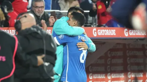 Poblete abrazó fraternamente a Toselli tras su gol ante Unión Española.