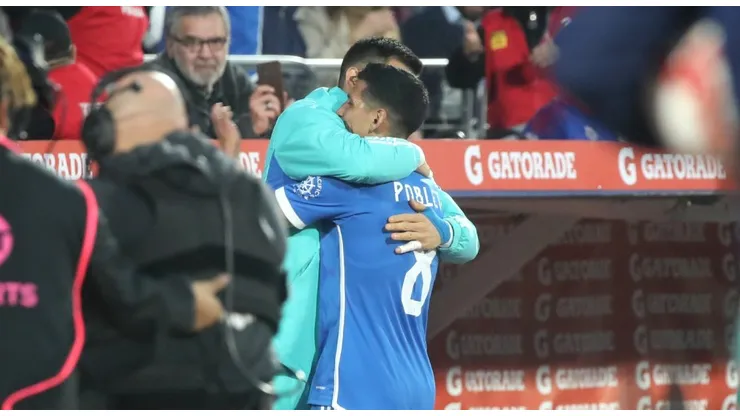 Poblete abrazó fraternamente a Toselli tras su gol ante Unión Española.