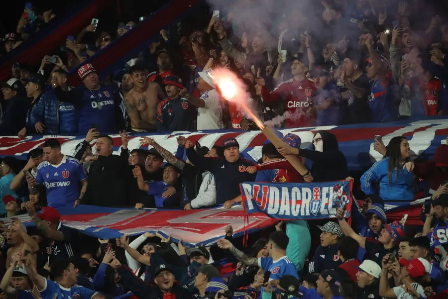 El hincha azul llegó en masa al Nacional. | Foto: Photosport