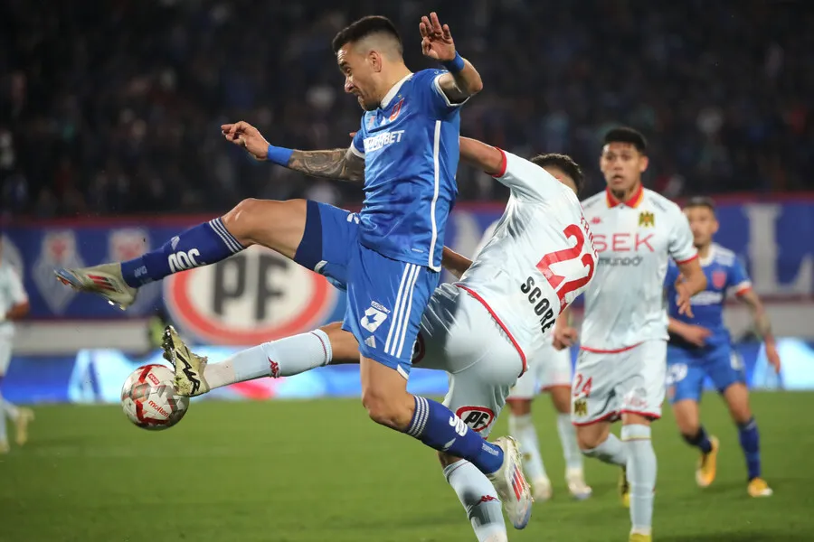 La U ahora enfenta a Coquimbo Unido en el puerto pirata. | Foto: Photosport