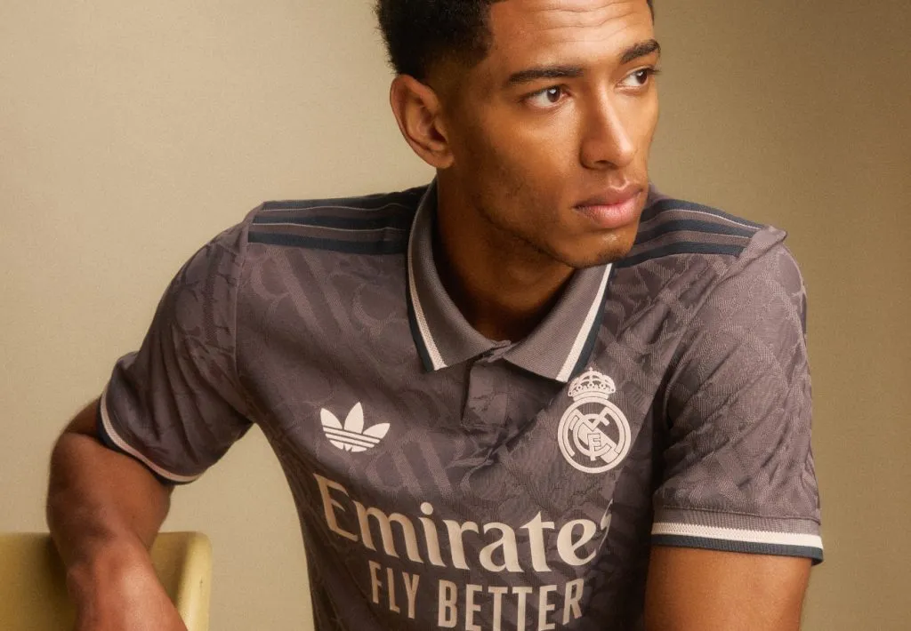 Jude Bellingham modelando la nueva camiseta del Real Madrid.