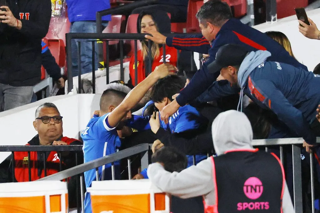 El “Pájaro Loco” celebró su tanto con los hinchas azules | FOTO: Marcelo Hernandez/Photosport
