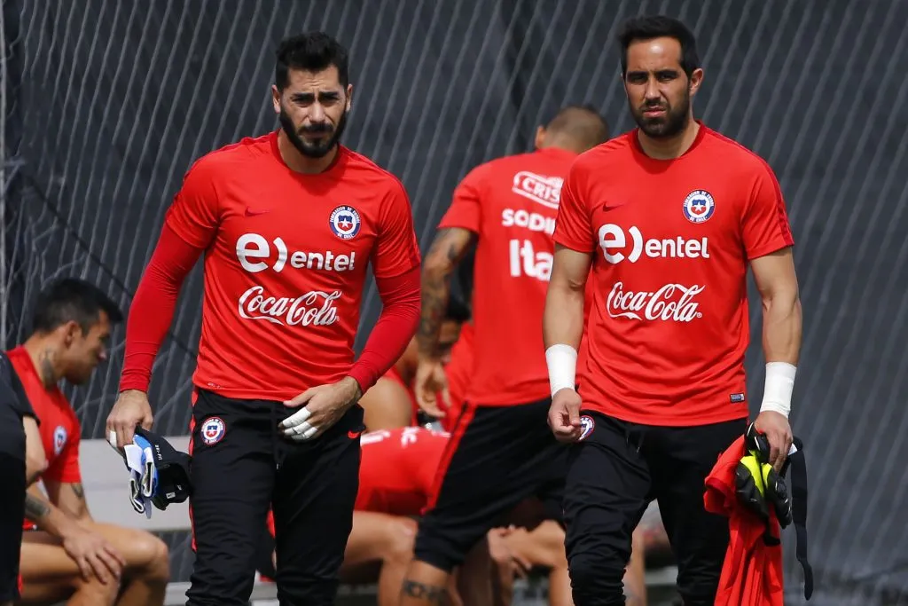 Johnny Herrera llena de elogios a Claudio Bravo y asegura que Roberto “Cóndor” Rojas no se acerca al bicampeón de América. (Foto: Photosport)