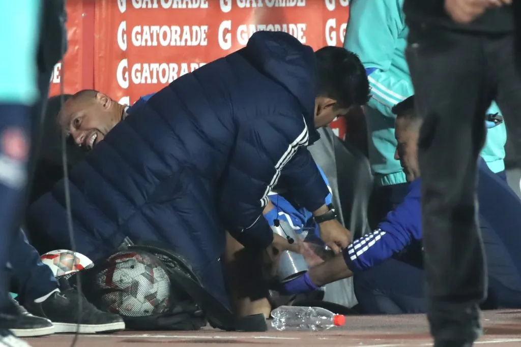 A Marcelo Díaz se lo vio en el banco de los suplentes con una bolsa de hielo debajo del muslo | FOTO: Photosport