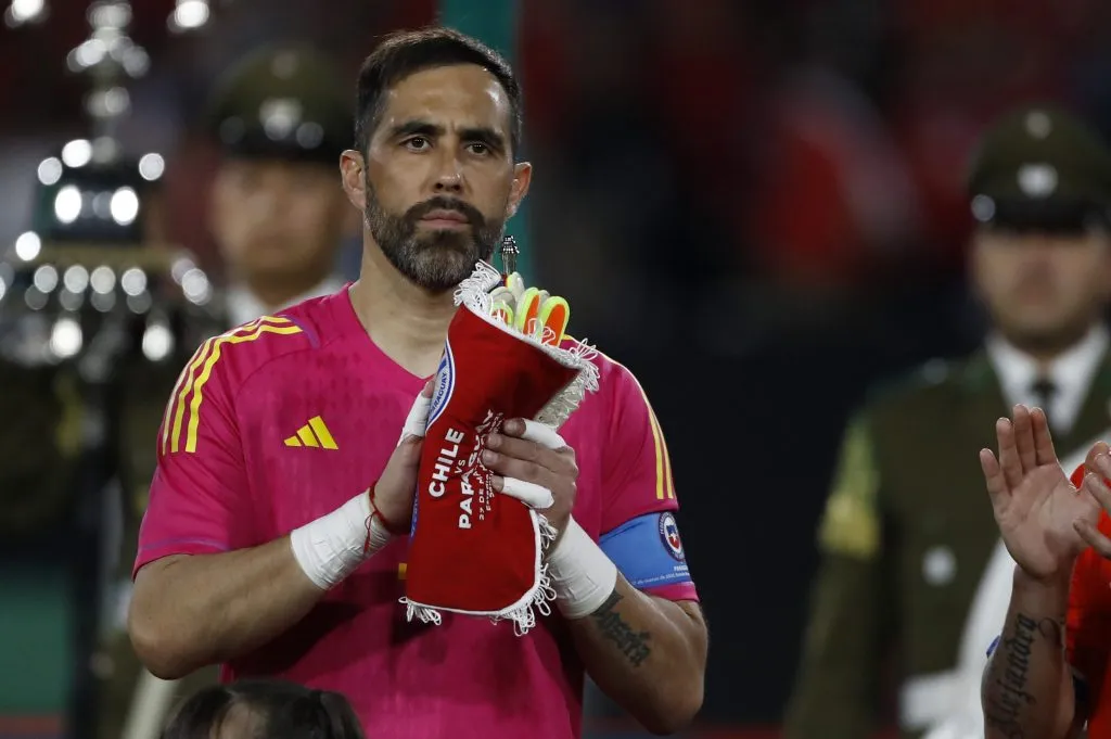 Fabián Estay se rindió ante los pies de Claudio Bravo.