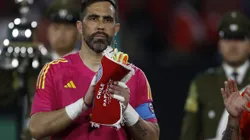 Fabián Estay se rindió ante los pies de Claudio Bravo.