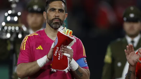 Fabián Estay se rindió ante los pies de Claudio Bravo.