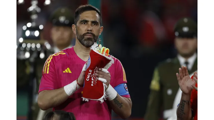 Fabián Estay se rindió ante los pies de Claudio Bravo.