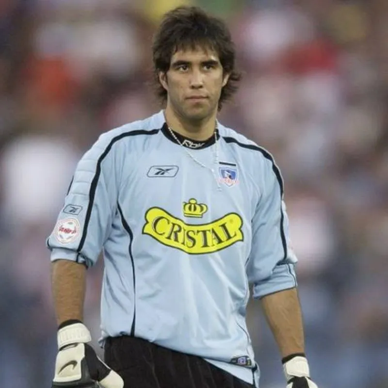 Bravo defendiendo el arco de Colo Colo (Archivo)