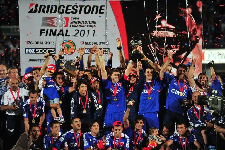 Rocky y Aránguiz celebrando la Copa Sudamericana del 2011 (Archivo)