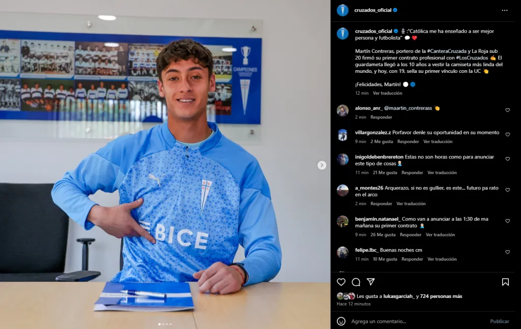 Martín Contreras firmando su contrato profesional | FOTO: Los Cruzados