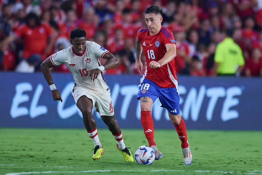 Flamm quiere a Echeverría con Alarcón en el mediocampo. | Foto: Photosport