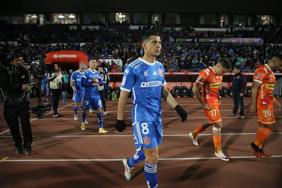 Poblete se afianzó como titular junto a Aránguiz y Díaz. | Foto: Photosport