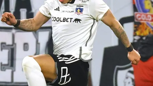 Futbol, Colo Colo vs Coquimbo Unido. Fecha 20, Campeonato Nacional 2024. El jugador de Colo Colo Carlos Palacios, izquierda , juega el balon contra Coquimbo Unido durante el partido de primera division disputado en el estadio Monumental en Santiago, Chile. 16/08/2024 Marcelo Hernandez/Photosport Football, Colo Colo vs Coquimbo Unido. 20 th turn, 2024 National Championship. Colo Colo's player Carlos Palacios, left , play the ball against Coquimbo Unido during the first division match held at the Monumental stadium in Santiago, Chile. 16/08/2024 Marcelo Hernandez/Photosport
